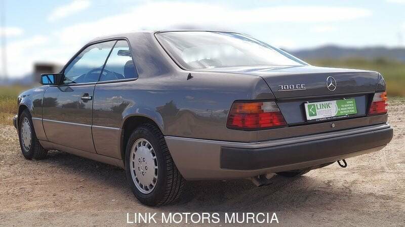 Immagine 6/10 di Mercedes-Benz 300 CE (1991)