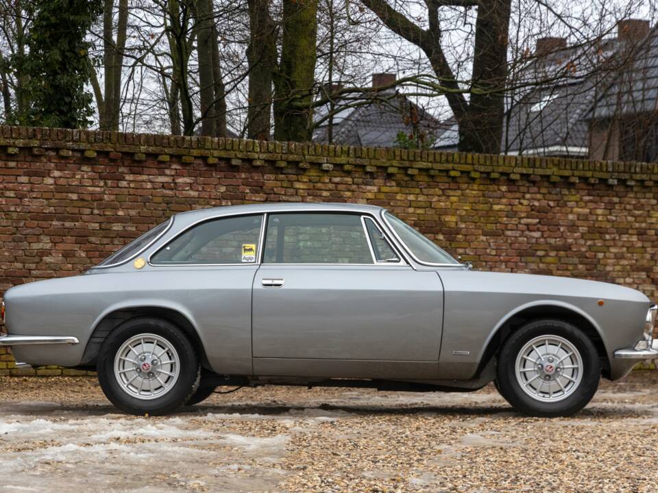 Image 40/50 de Alfa Romeo Giulia GT 1300 Junior (1972)