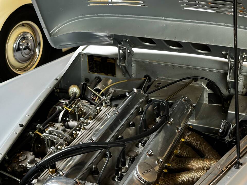 Image 13/26 of Jaguar XK 120 OTS (1952)