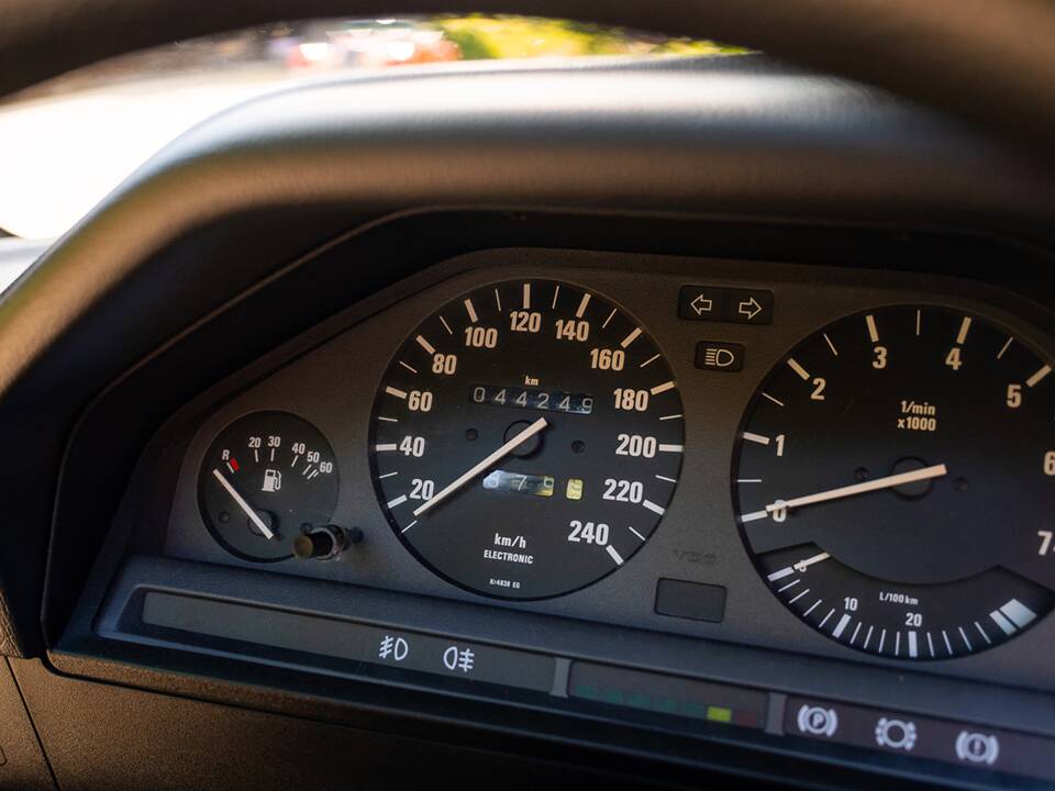 Immagine 26/33 di BMW 318i (1991)