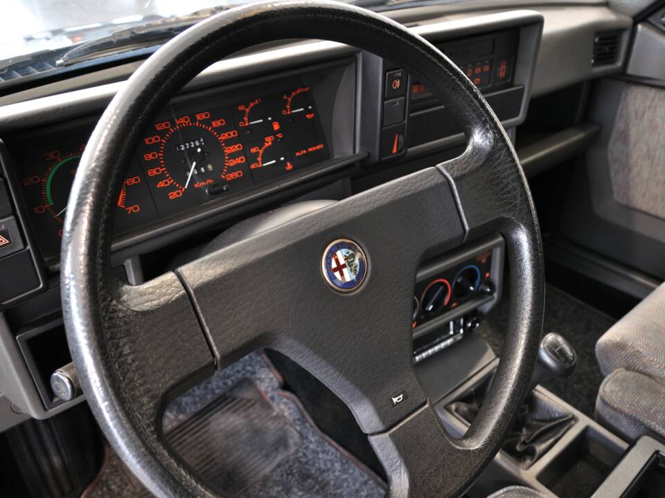 Image 17/34 de Alfa Romeo 75 2.0 Twin Spark (1987)