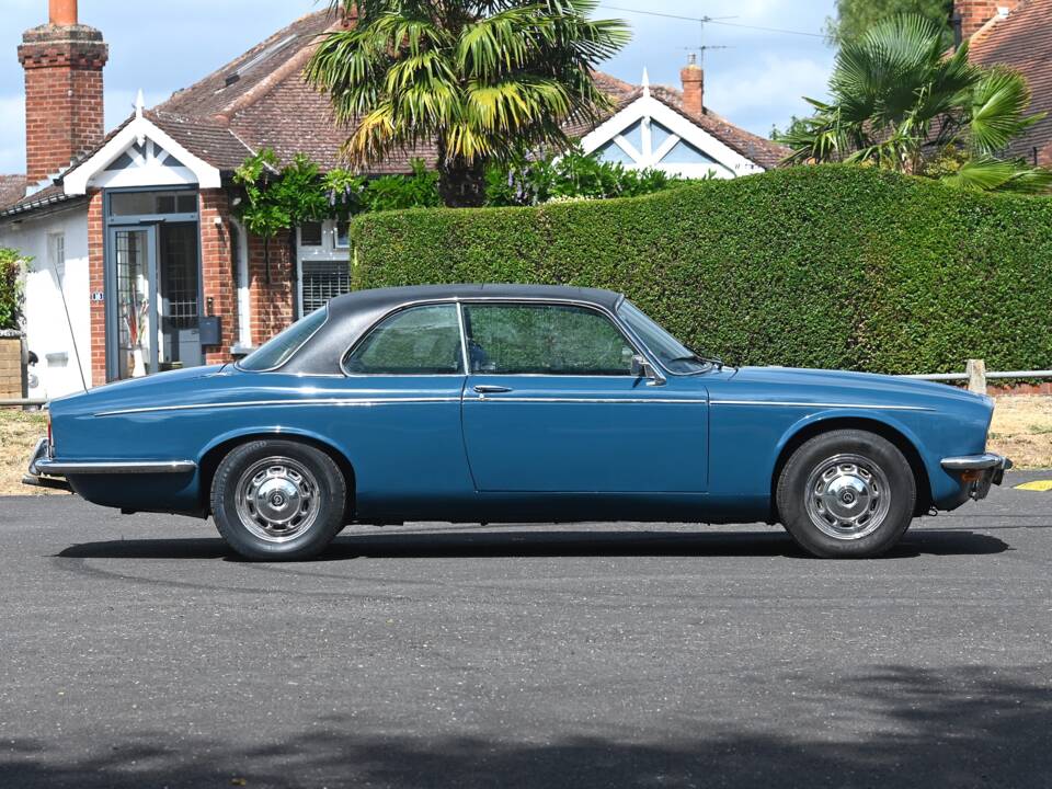 Image 2/21 de Daimler Double Six (1978)