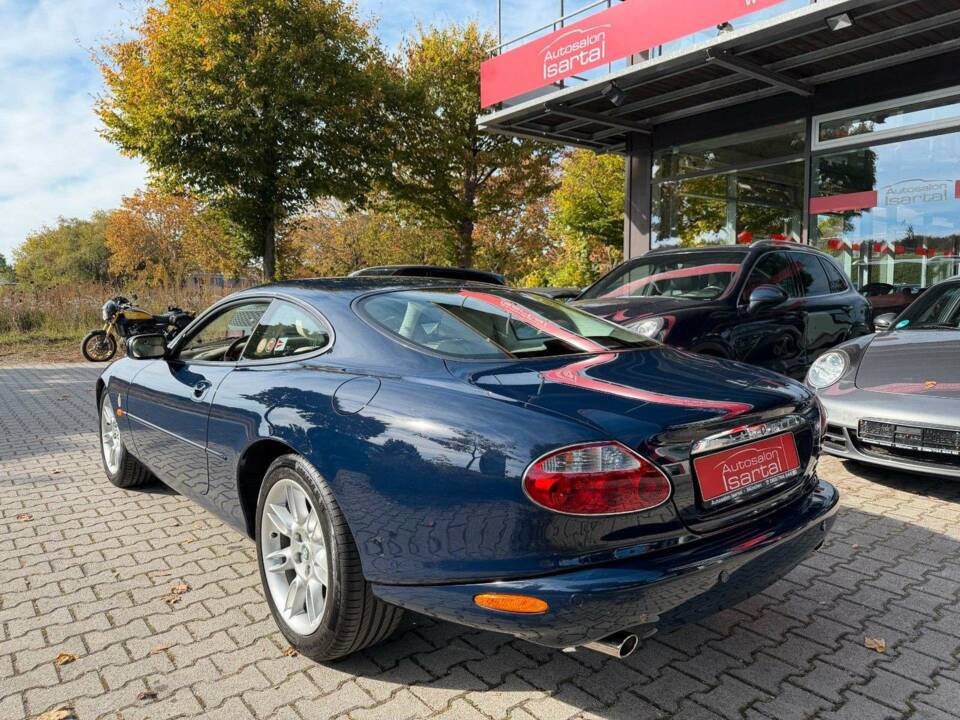 Image 3/35 of Jaguar XK8 4.0 (2002)