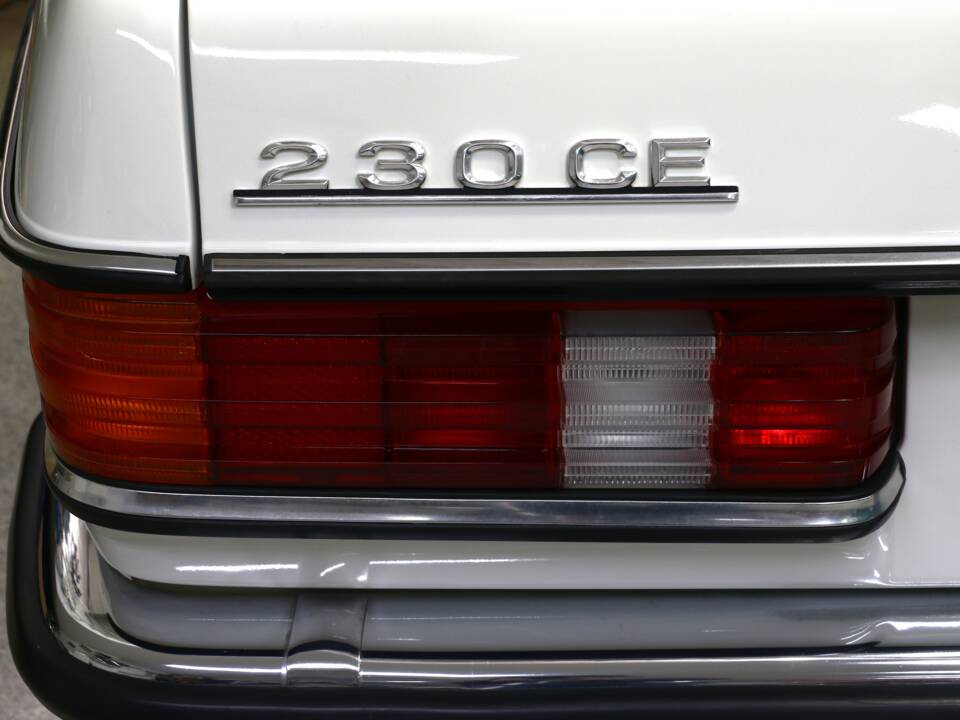 Bild 25/38 von Mercedes-Benz 230 CE (1984)