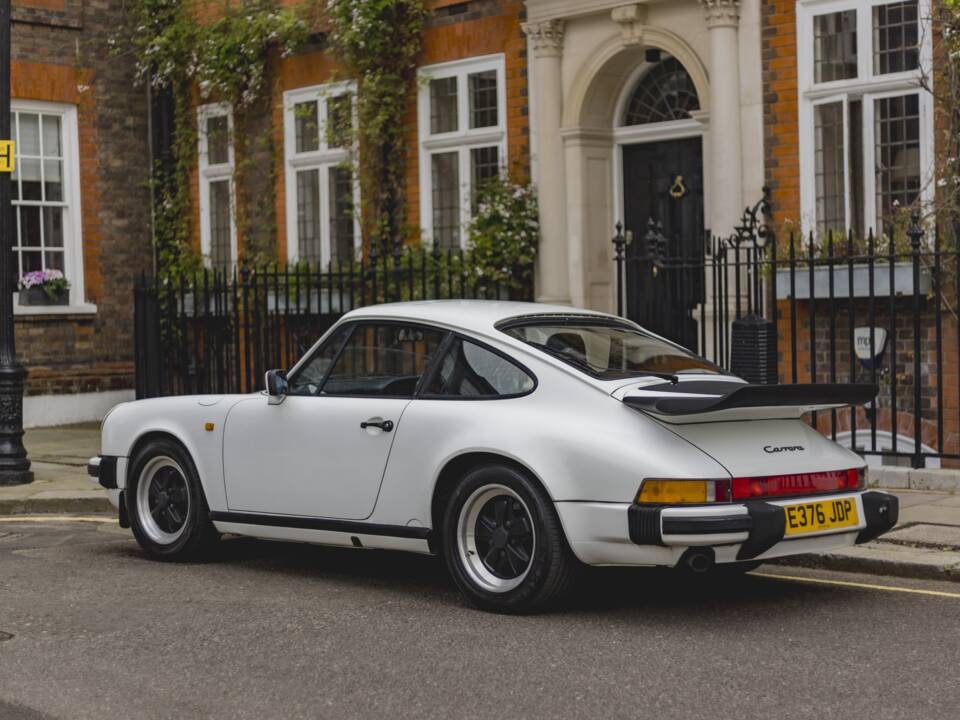 Image 8/33 of Porsche 911 Carrera 3.2 (1988)
