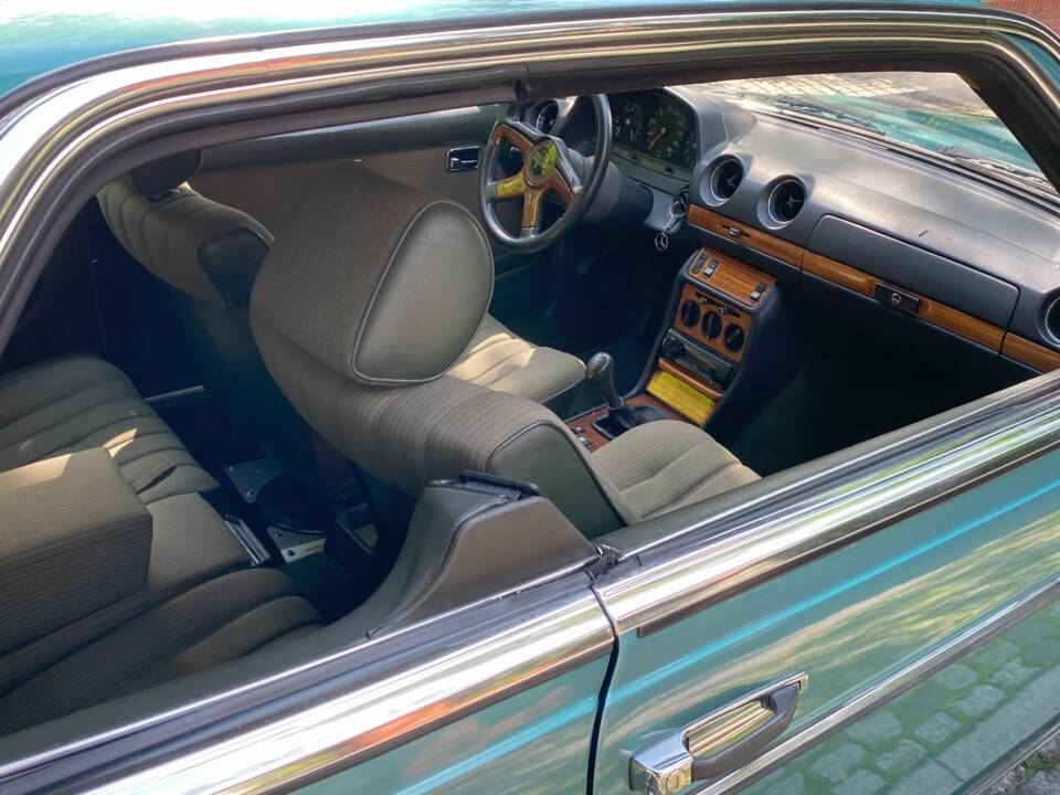 Image 24/66 of Mercedes-Benz 230 CE (1981)