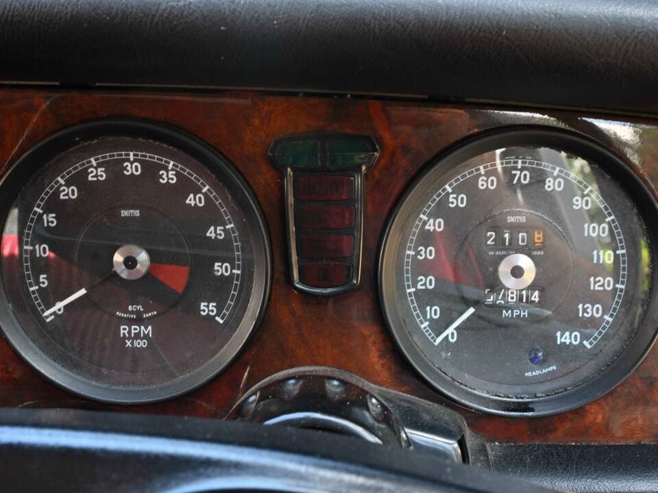 Image 42/50 of Jaguar XJ 6 4.2 (1971)