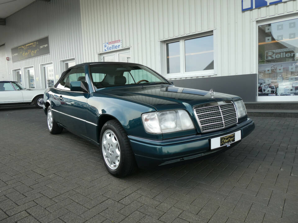 Imagen 1/26 de Mercedes-Benz E 220 (1996)