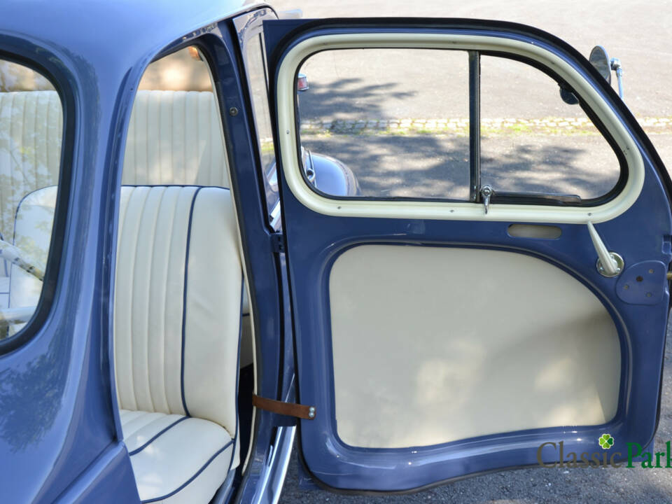 Image 24/50 of Renault 4 CV Décapotable (1954)