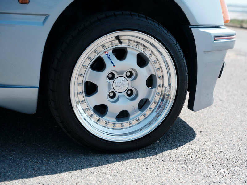 Image 32/50 of Peugeot 205 GTi 1.9 (1990)