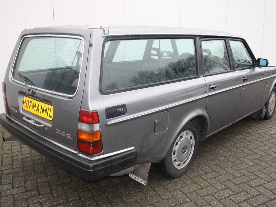 Image 2/13 of Volvo 245 GLE (1982)