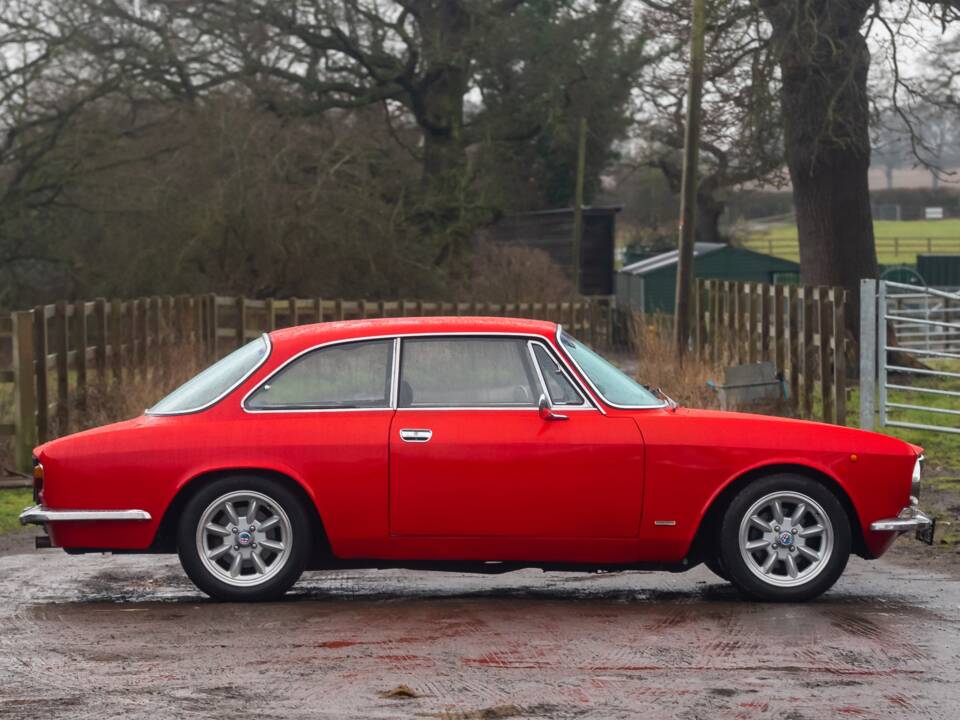 Image 2/31 of Alfa Romeo Giulia 1600 GT Junior (1974)