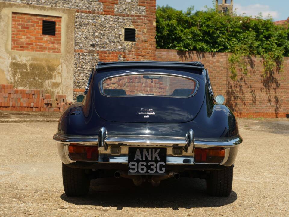 Image 7/35 de Jaguar E-Type (1968)