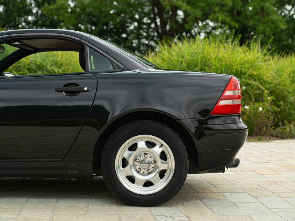 Obraz 24/50 pojazdu Mercedes-Benz SLK 200 (1998)