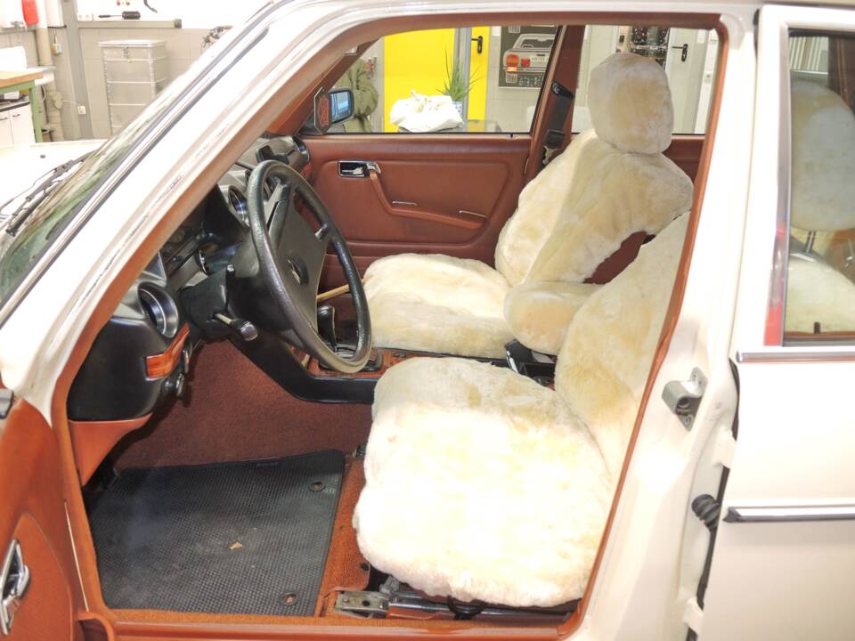 Image 19/36 of Mercedes-Benz 300 TD Turbodiesel (1982)