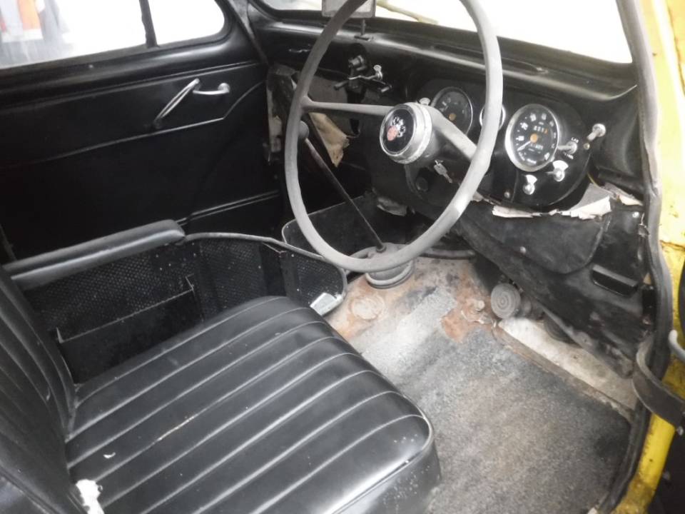 Image 25/39 of Austin FX 4 London Taxi (1970)