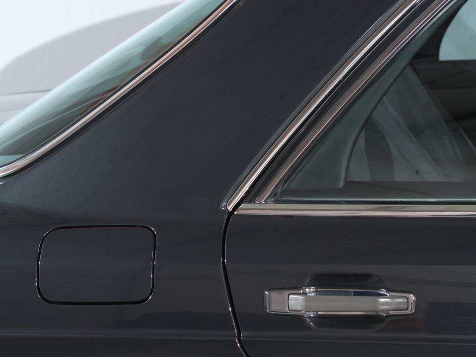 Image 27/52 of Mercedes-Benz 560 SEL (1988)