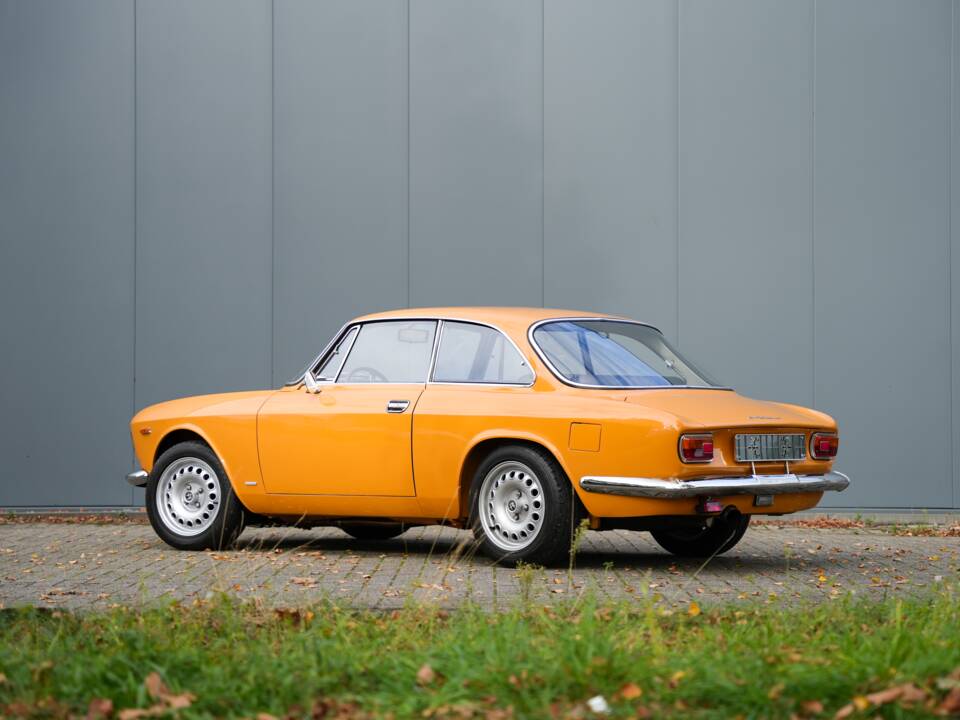 Image 32/38 of Alfa Romeo Giulia GT 1300 Junior (1968)