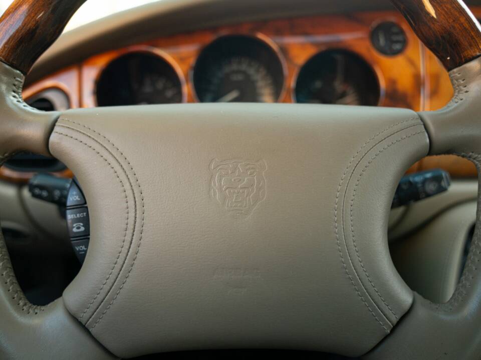 Image 37/50 of Jaguar XK8 4.0 (1998)