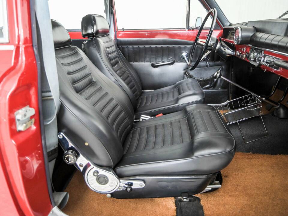 Image 21/50 of Volvo P 123 GT (1968)