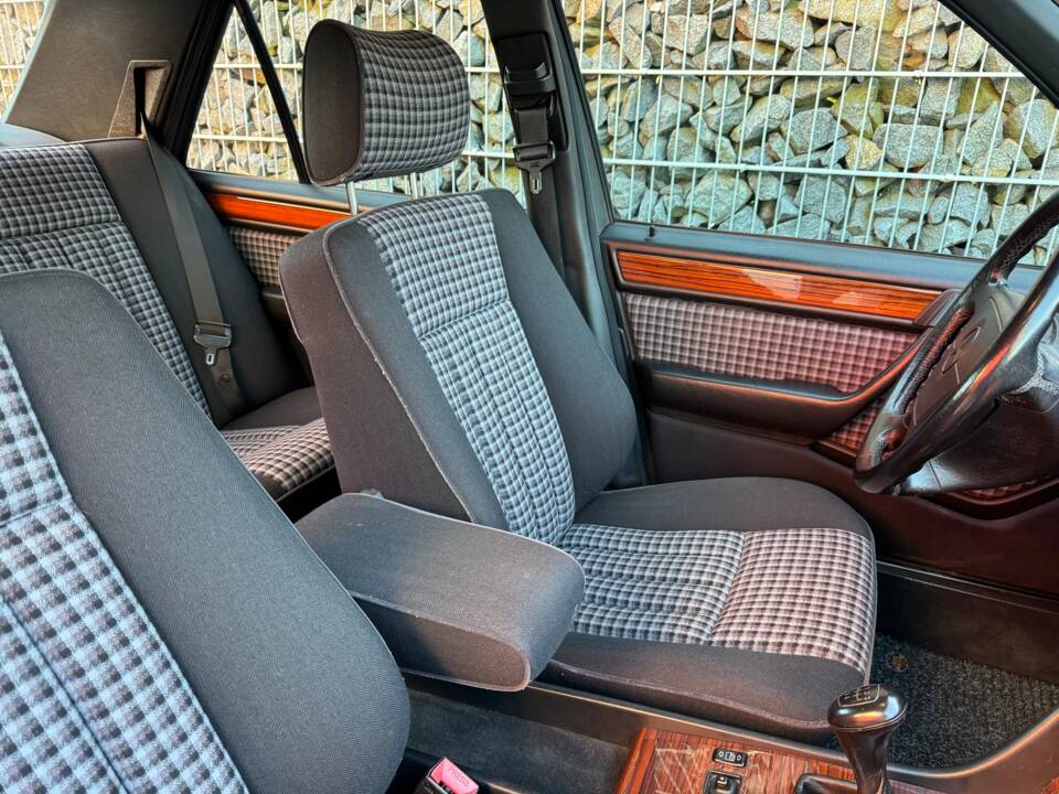 Immagine 74/75 di Mercedes-Benz 230 E (1992)