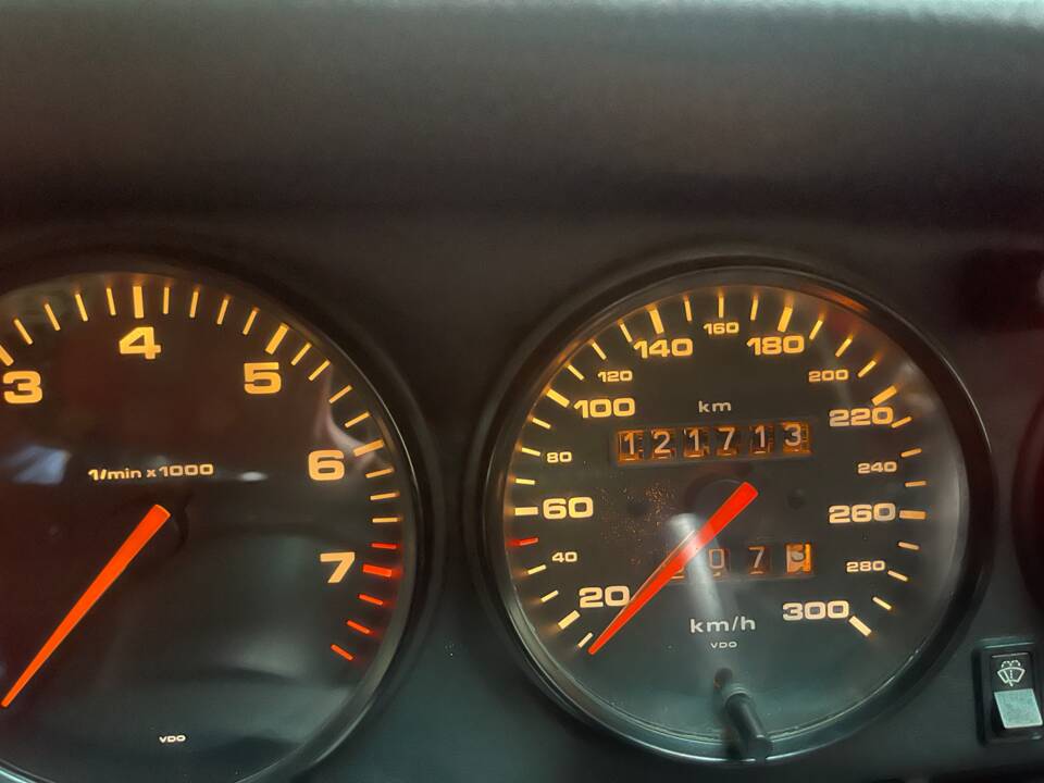 Image 16/18 of Porsche 911 Carrera 2 (1990)