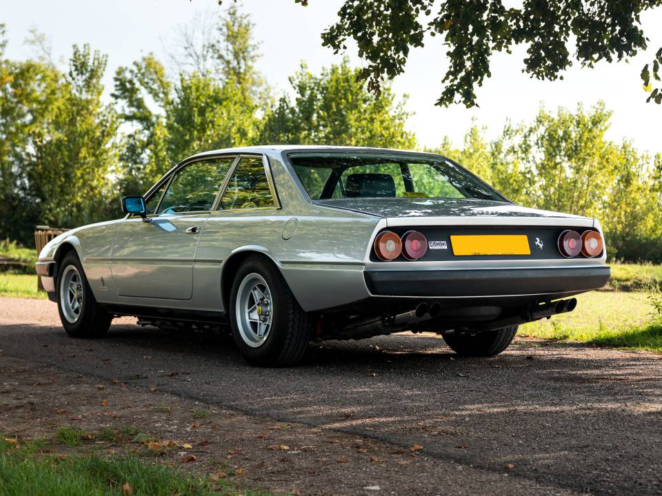 Image 9/32 of Ferrari 400 GT (1977)