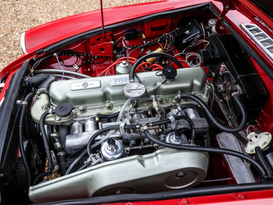 Image 36/40 of MG MGC GT (1968)