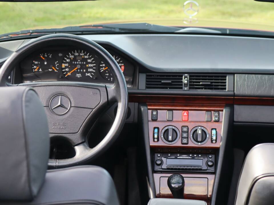 Image 13/50 of Mercedes-Benz E 220 (1994)
