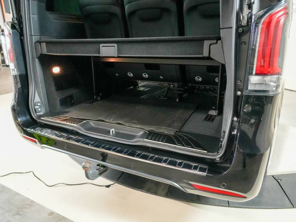 Image 12/35 of Mercedes-Benz V 300 d 4MATIC (2025)