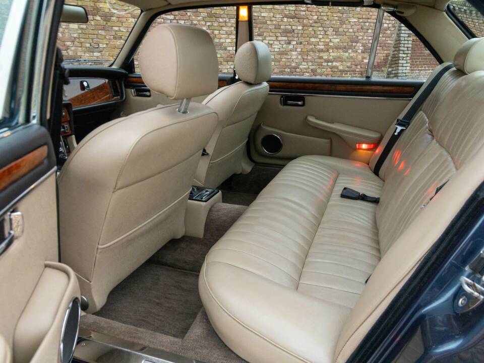 Image 14/50 of Jaguar XJ 12 (1987)