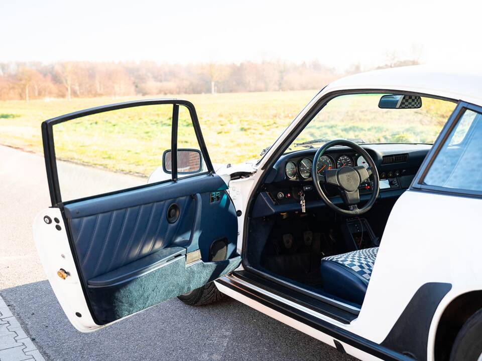 Image 17/36 of Porsche 911 Carrera 3.2 (1984)