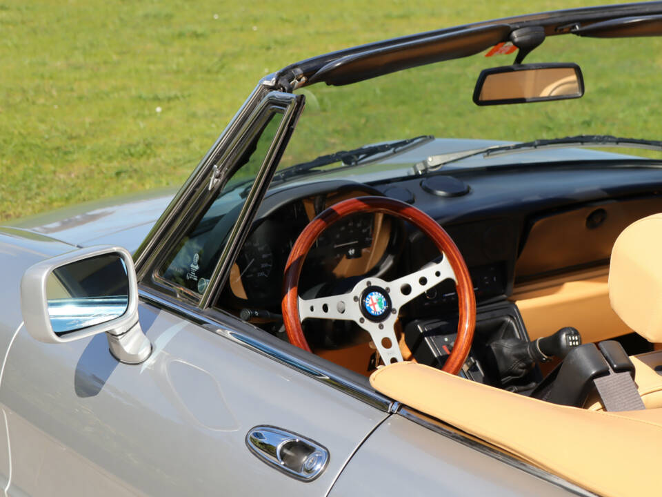 Image 36/50 of Alfa Romeo 2.0 Spider (1992)
