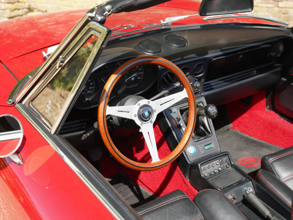 Image 18/50 of Alfa Romeo 2.0 Spider (1990)
