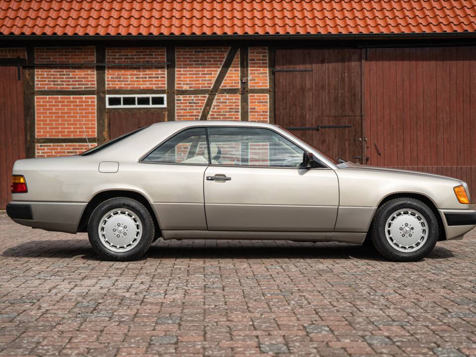 Afbeelding 11/63 van Mercedes-Benz 230 CE (1988)