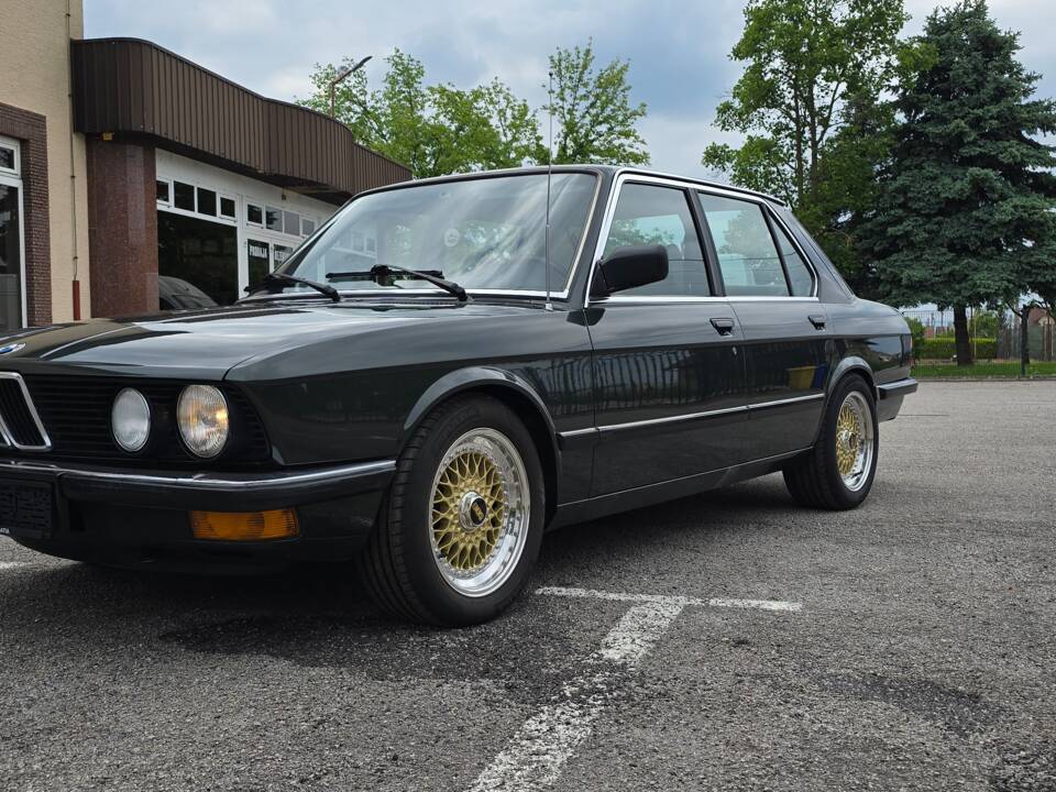 Image 5/11 of BMW 525i (1983)
