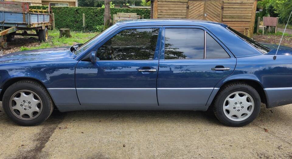 Image 2/5 of Mercedes-Benz 230 E (1989)