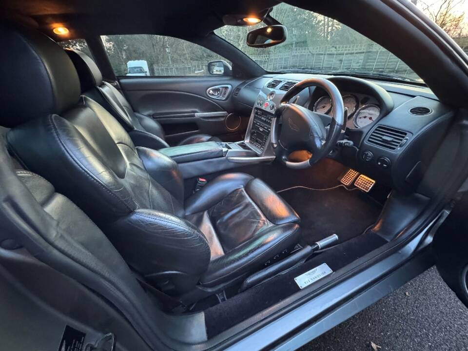Image 16/29 of Aston Martin V12 Vanquish (2002)