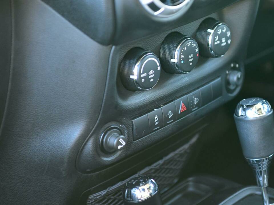 Image 49/50 de Jeep Wrangler Sahara 4.0L (2014)