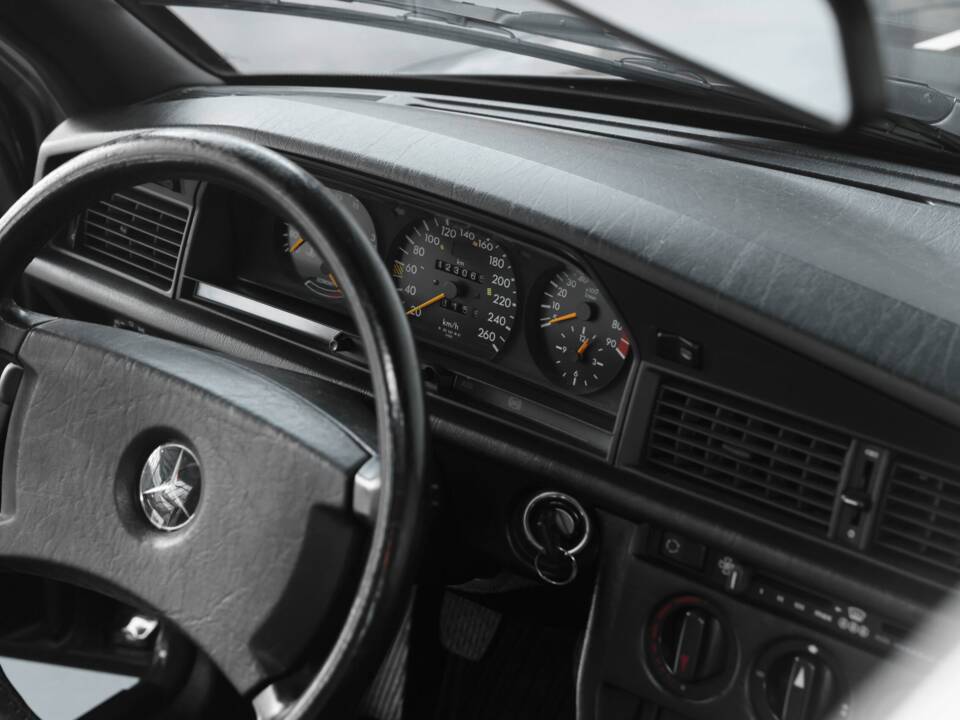 Imagen 39/50 de Mercedes-Benz 190 E 2.5-16 Evolution II (1990)