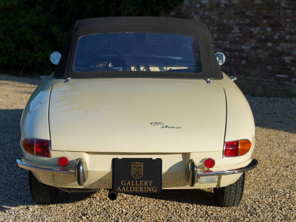 Image 18/50 de Alfa Romeo 1600 Spider Duetto (1967)