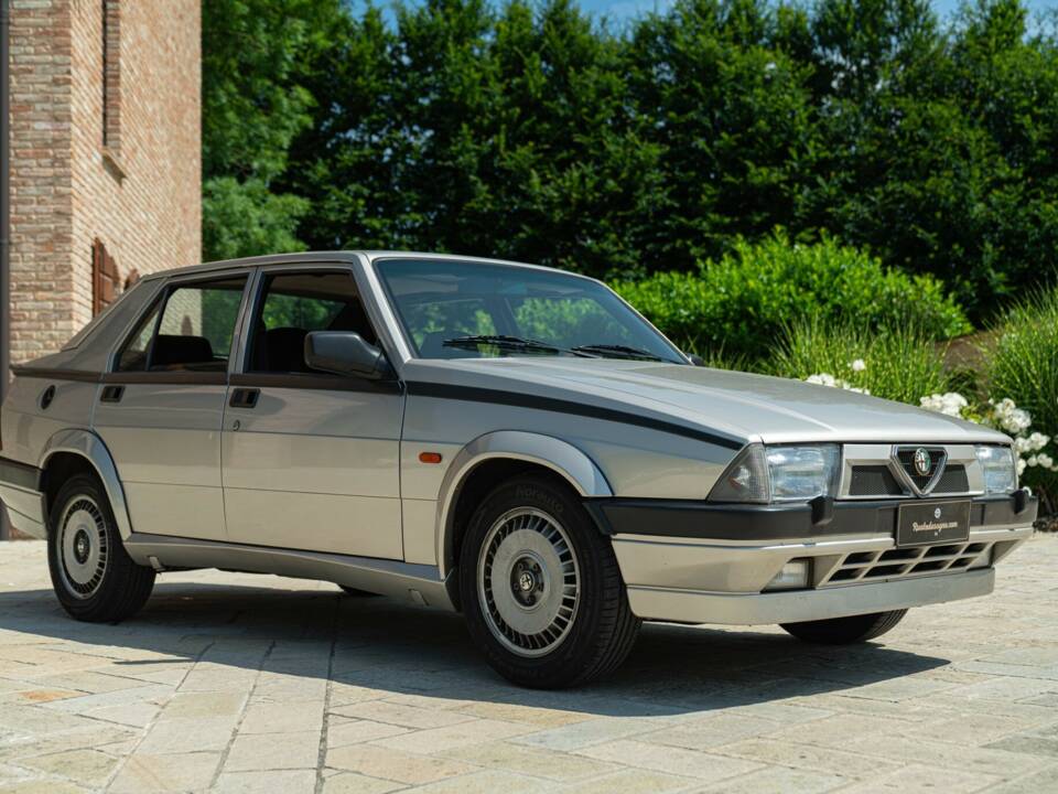 Image 2/50 de Alfa Romeo 75 2.0 Twin Spark (1989)