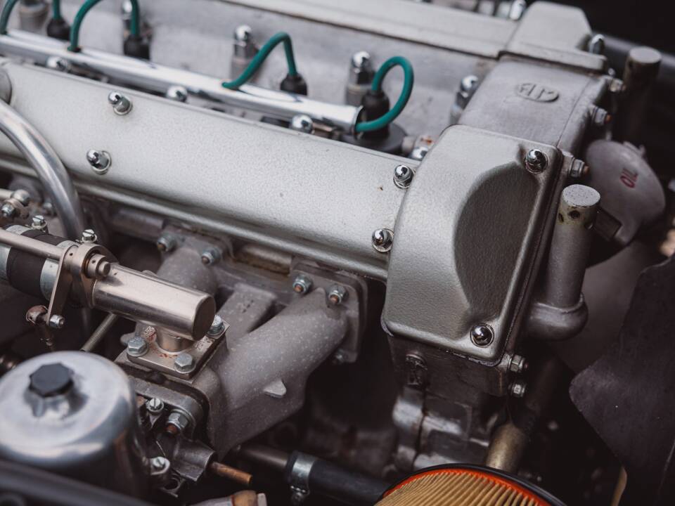 Image 49/99 of Aston Martin DB 6 Volante (1968)