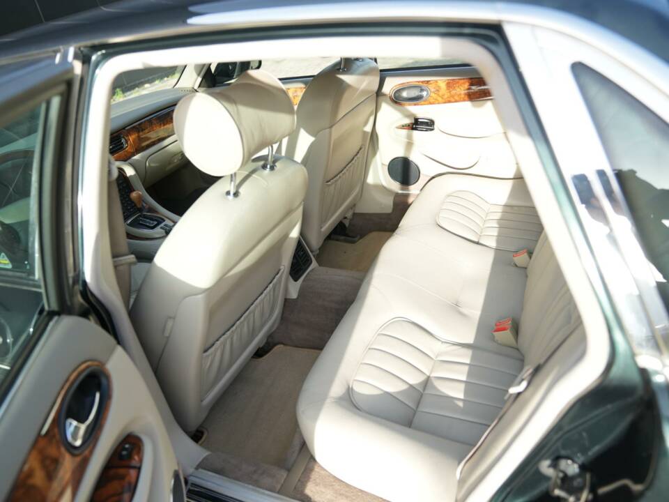 Image 14/30 of Jaguar XJ6 3.2 Sovereign (1997)