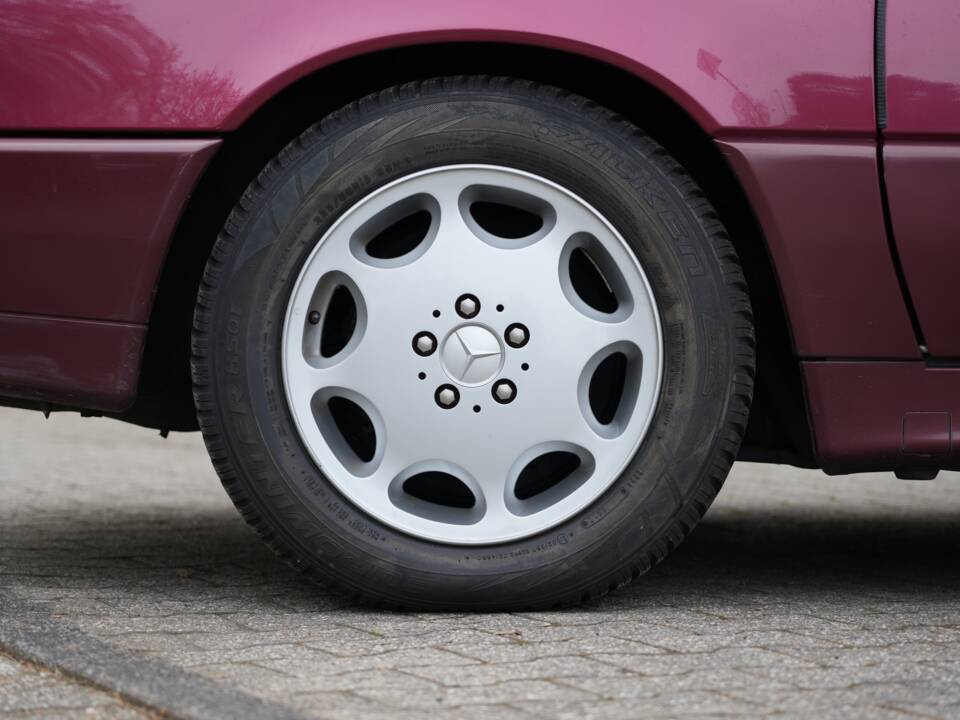 Image 6/95 of Mercedes-Benz 300 SL (1993)