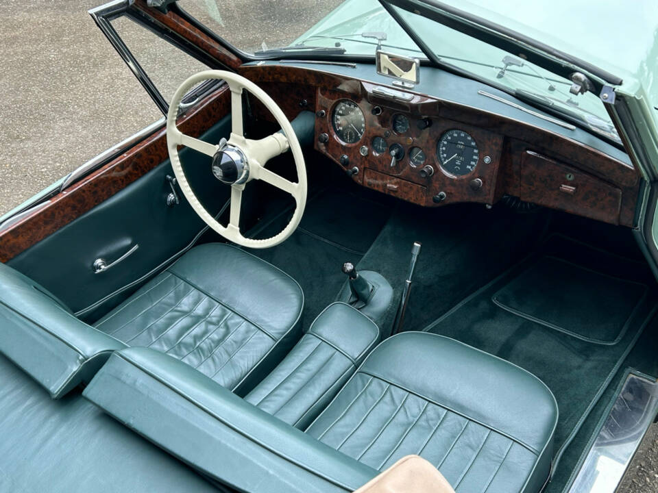 Image 17/24 of Jaguar XK 120 DHC (1953)