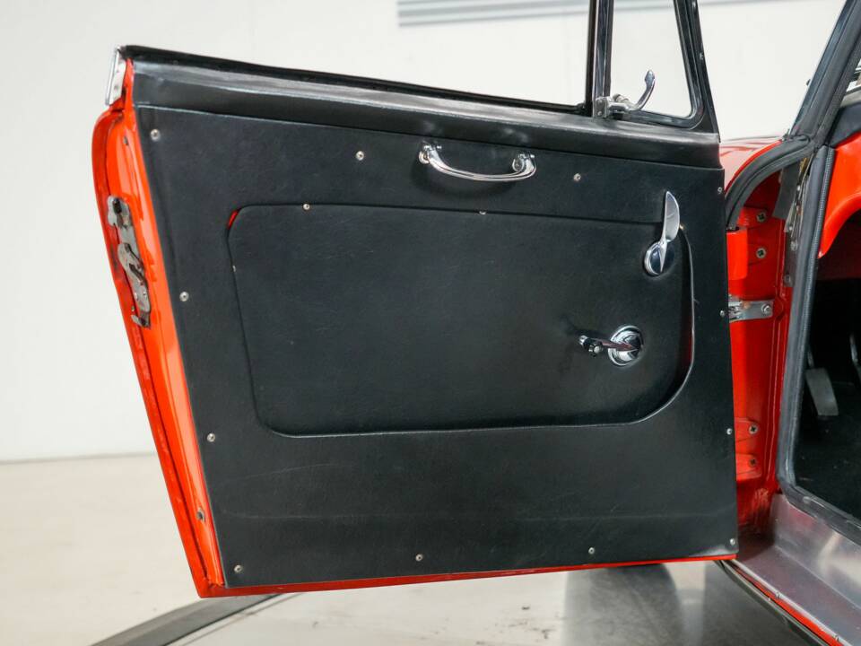 Image 3/50 of Austin-Healey 3000 Mk II (BJ7) (1964)