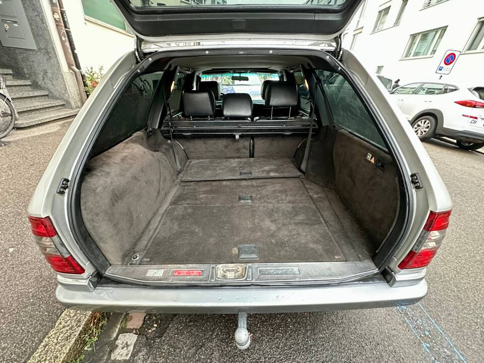 Image 11/11 of Mercedes-Benz E 300 Turbodiesel T (1996)