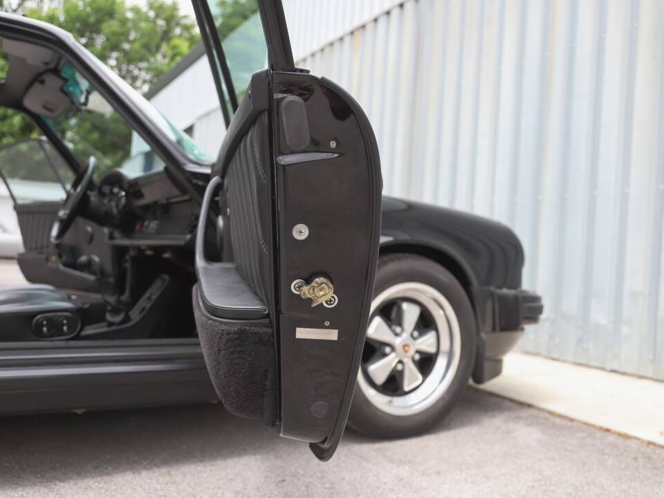 Image 88/108 de Porsche 911 Carrera 3.2 (1989)