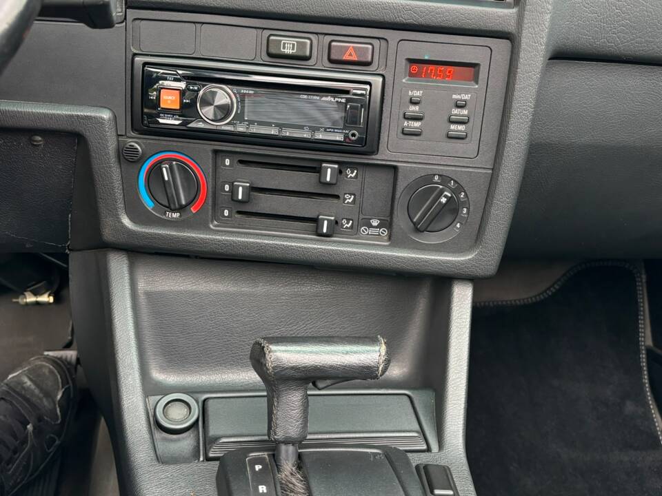 Image 24/40 of BMW 320i (1992)